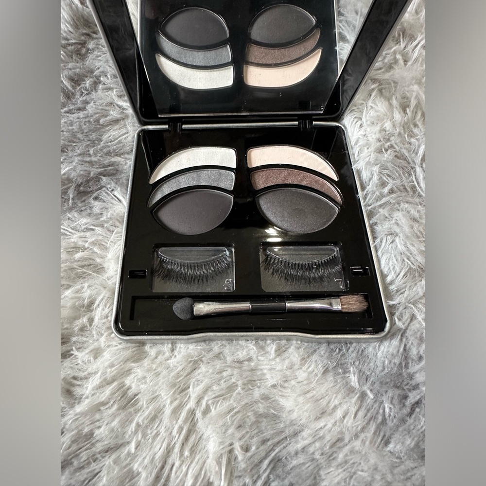 ME Makeover Essentials Lashing Out - Picture 4 of 6